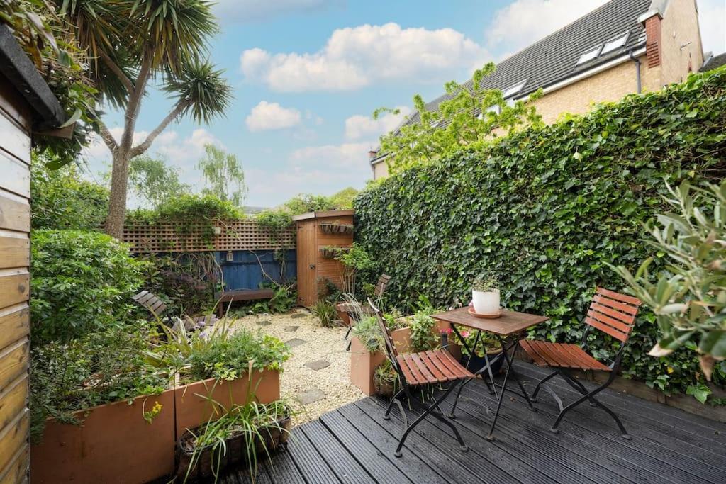 Victoria Park 2 Bedroom House W/ Garden & Parking London Eksteriør billede